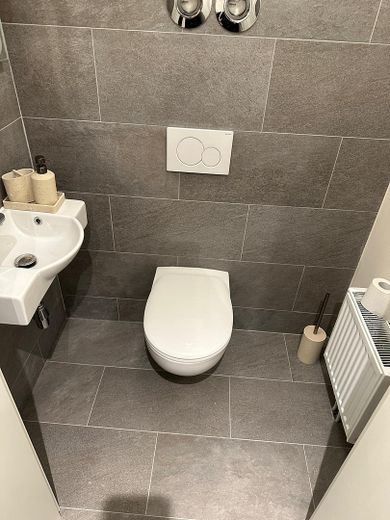 Fully furnished 3-room KfW apartment with kitchen & balcony in a prime location in Wiesbaden Mitte – Toilette