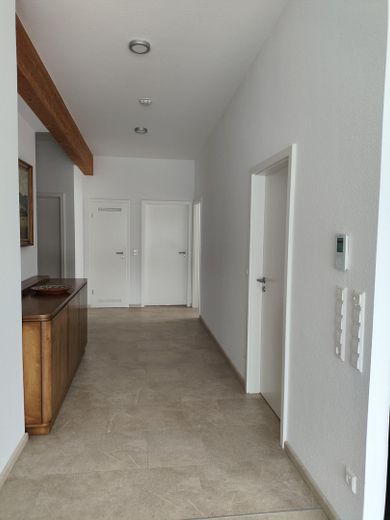 Appartamento attico condominiale accessibile senza barriere, 3,5 locali, con 2 posti auto TG affiancati – Flur