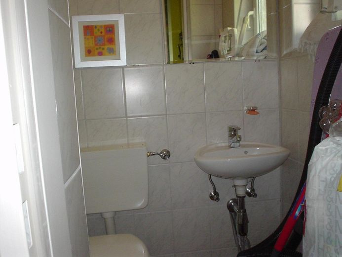 Provisionsfrei: Freistehendes Zweifamilienhaus im grünen Berlin-Heiligensee – EG Wohnung Gäste WC