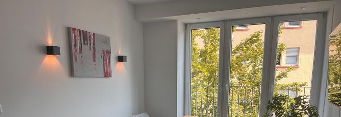 Außergewöhnliche Wohnung mit Geschichte – modern, barrierefrei und mitten in Saarbrücken – Wohnzimmer