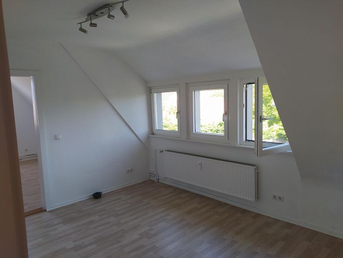 Vorn rechts drei Erkerfenster