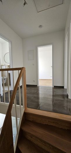 Modern saniertes Reihenhaus mit Garten in Wiesbaden-Südost – Treppenaufgang OG
