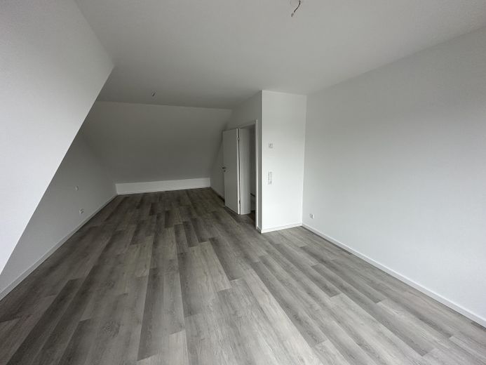 Premium 3-Zimmer-Maisonette-Wohnung mit offener Wohn-Ess-Küche, Dachterrasse & Fußbodenheizung – DG Schlafzimmer