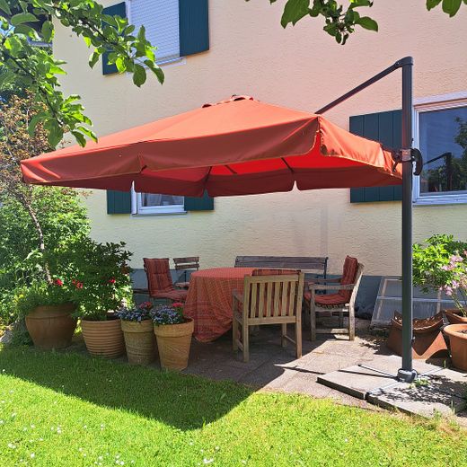 Terrasse/XL-Schirm/Holzmöbel