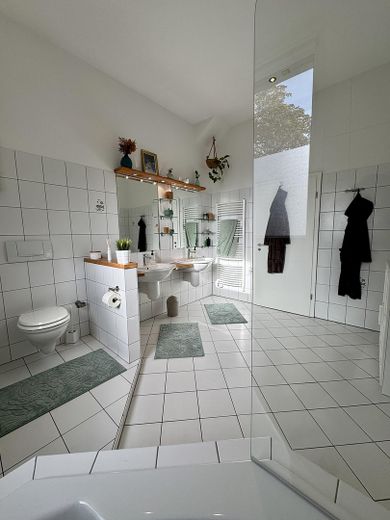 Maisonette de estilo antiguo inundada de luz, con chimenea, aire acondicionado y un ambiente residencial tranquilo – Badezimmer unten