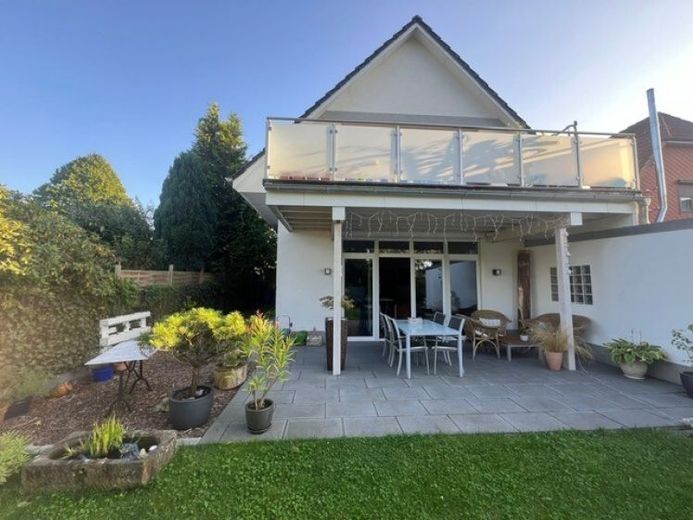 Hochwertig ausgestattete 4 Zi. Eigentumswohnung BJ. 2019
Erdgeschoss mit Terrasse und Garten – Foto 1