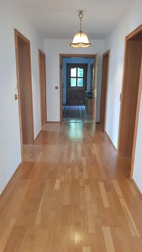 Traumwohnung m. Garten in bester Wohnlage Ende Sackgasse mit Blick in die Alpen mit PV Anlage – Flur