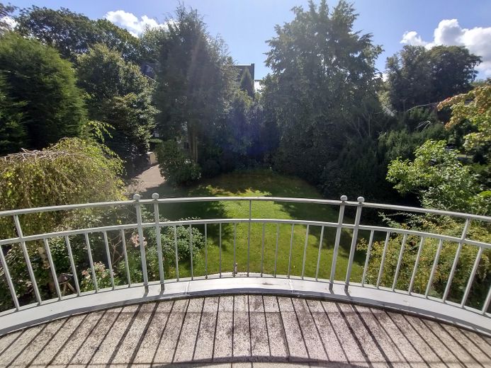 Herrschaftliche Villa am Ende einer elbnahen Sackgasse in Othmarschen – Blick vom Südbalkon