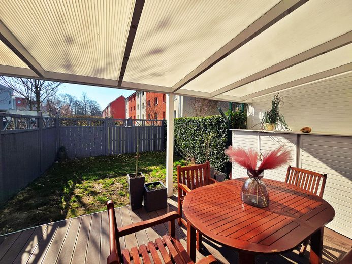 DA PRIVATO!! Casa a schiera centrale adatta alle famiglie con giardino e 2 posti auto ad Ahrensburg – Terrasse / Garten