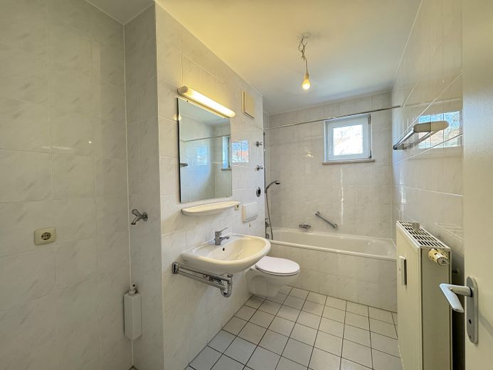 Familiengerecht – gut geschnittene 3-Zimmerwohnung in  München Schwabing-Freimann – Familienbad - Badewanne
