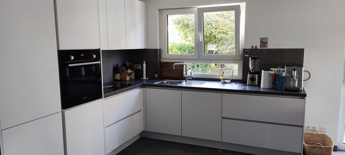 Neubau 2,5-Zimmer-Wohnung 1. OG in Herrenberg mit Küche, Garage, Wallbox, gehobene Ausstattung – Küche möbliert