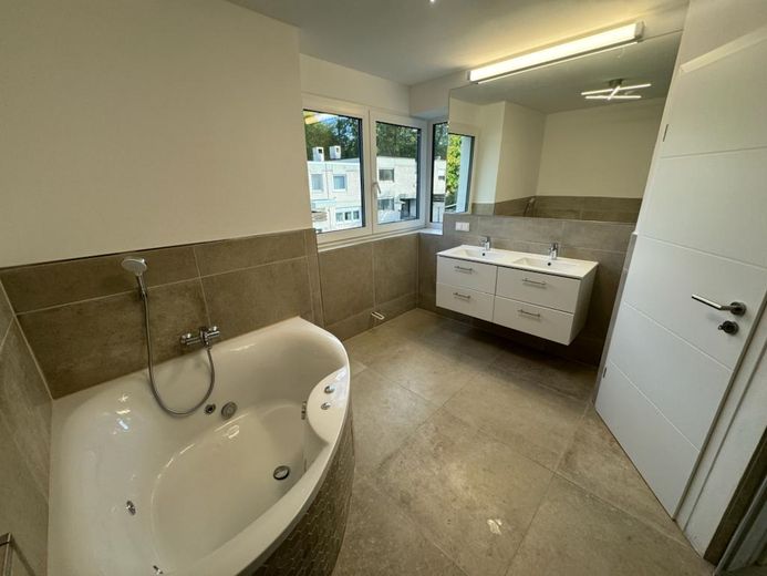 Modernes, großzügiges Einfamilienhaus mit Einliegerwohnung und Garage am Waldrand – Badezimmer