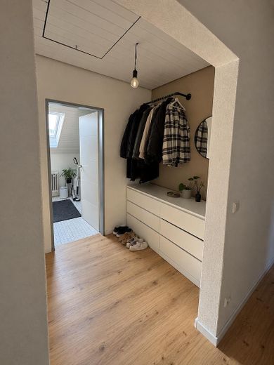 4 Zimmer Dachgeschosswohnung mit neuer Küche – Garderobe