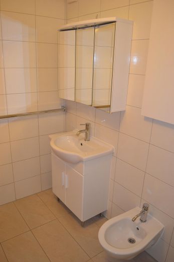Doppelhaushälfte / Mehrgenerationenhaus / Mehrfamilienhaus / Haus – OG Bad