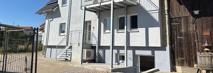 Appartement exceptionnel de 2 pièces « duplex/sous-sol » dans une maison KfW 55 fraîchement rénovée