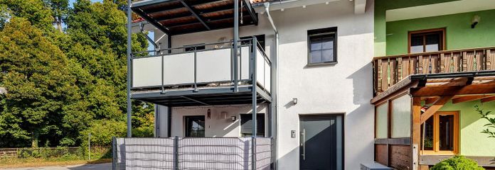 Hausansicht mit Balkon