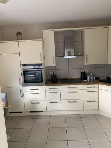 Küche: Kühlschrank, Ofen, Herd