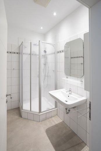 Provisionsfrei: Renoviert & bezugsfrei – 2,5-Zimmer-Wohnung zum Einziehen oder Vermieten! – Bad