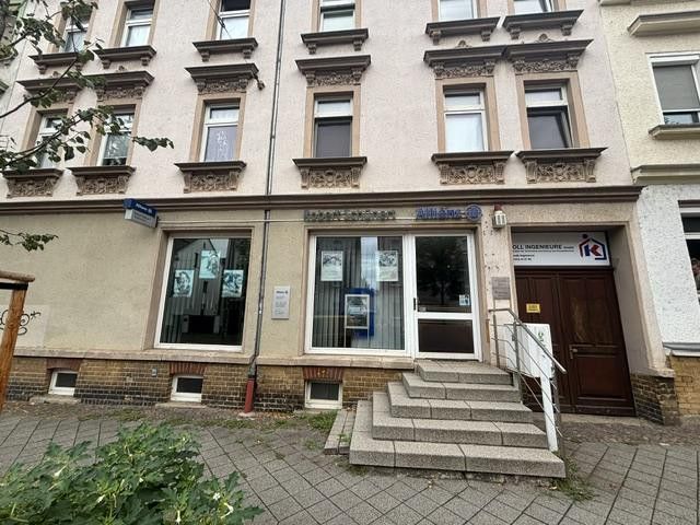 Edificio plurifamiliare con grande corpo posteriore e due garage – Vorderhaus Straßenansicht
