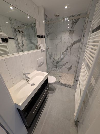 Moderne 1 Zimmer Wohnung in Rüdesheim am Rhein mit Einbauküche – Bad