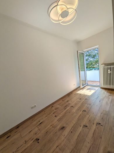 3-pokojowe mieszkanie w Alt-Moosach, 3 minuty do U3, wśród zieleni i z dużą ilością słońca. Bez prowizji! – Kinderzimmer
