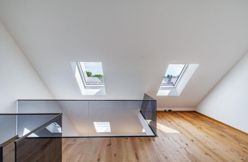 PROVISIONSFREI - Traumhafte Galerie-Wohnung im Erstbezug am Dorfplatz von Augsburg-Inningen – Galerie