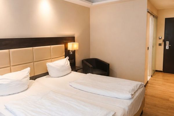 Hotel-Atmosphäre: vollausgestattetes möbliertes ehemaliges Hotelzimmer in Karlsruhe zu vermieten.