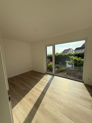 Wonen in het groen en toch dicht bij Dresden – hoogwaardige 3-kamerwoning met terras. – Foto 2