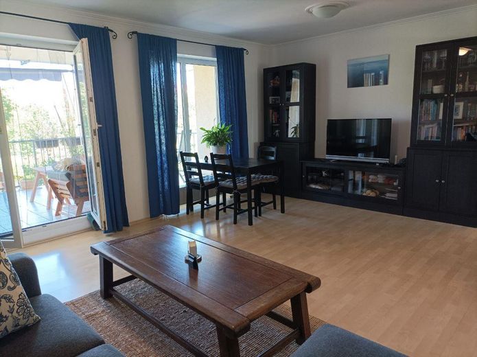 No commission from private seller: vacant 3-room apartment with balcony, cellar, underground garage in Dietzenbach-Mitte! – Wohnzimmer