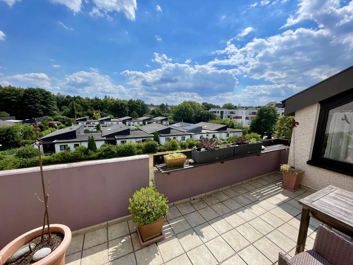 Lichtdurchflutete freundliche 3 Zimmer Dachgeschoßwohnung in ruhiger Lage in Wiblingen – Foto 1