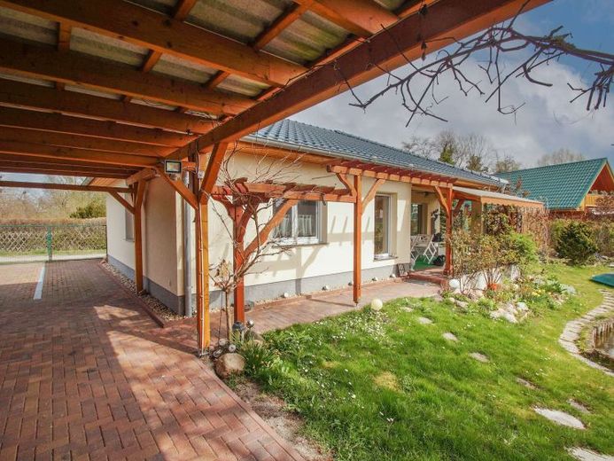 Wasserlage mit Seltenheitswert – stilvoller Bungalow mit eigenem Wasserzugang & Anlegestelle – Foto 1