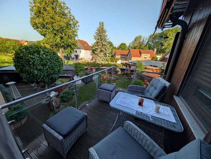 Wohnparadies Mehrgeneration Solar PV/Thermie, 80kWh Speicher, 2 Carport, Pool, WoMo-Platz – Balkon