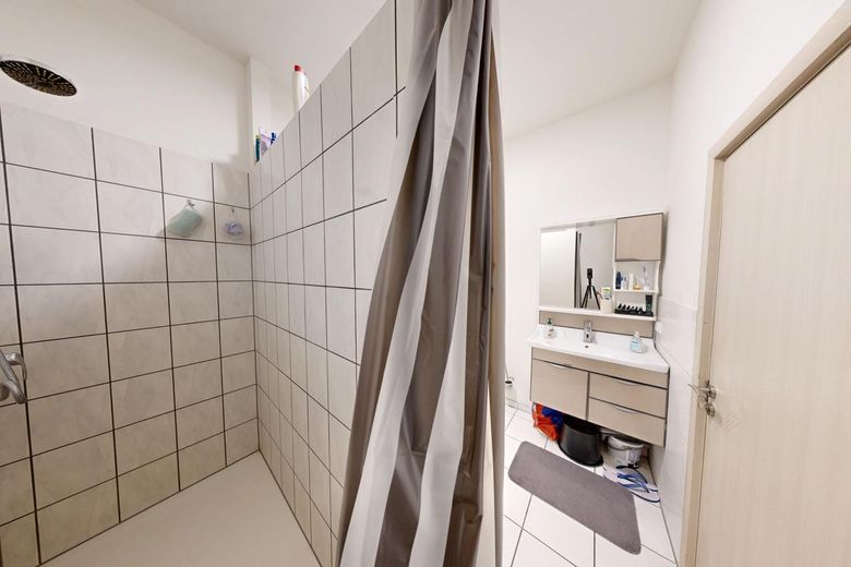 Renditeobjekt, vermietete 6er-WG mit 3 Badezimmern – Badezimmer 2