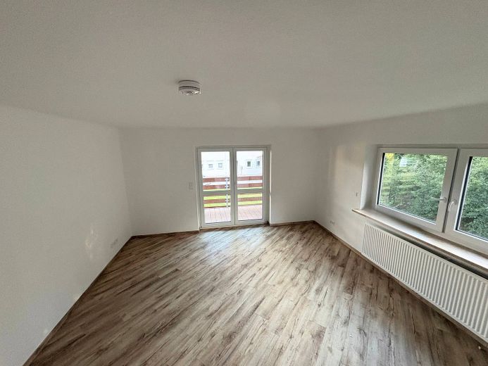 Lechbruck am See devletçe tanınan doğal dinlenme beldesinde geniş BALKONLU modern 2 odalı daire – Ansicht I: Wohn- und Esszimmer