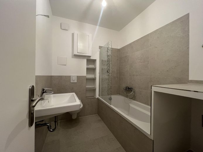 Stilvolle 3-Zimmer-Wohnung am Helmholtzplatz- frisch renoviert und bezugsfertig – modernes Bad