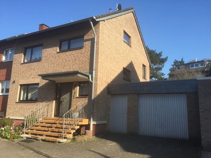 Einseitig angebautes EFH mit unterkellerter Garage – Foto 1