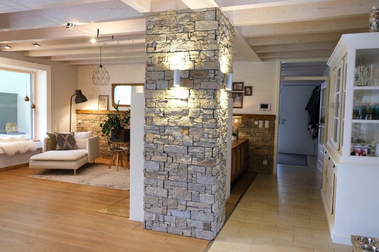 offenes Wohnzimmer mit Flur