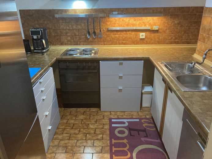 Zentrale, voll möblierte 2-Zi-Wohnung Küche Bad Balkon Internet – Kitchen / Küche