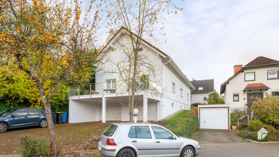 Schöne 2-Zi-Wohnung m.Balkon,Grün-& Blicklage,Kfz-Stellplatz,Keller.Am Schäfersberg-Niedernhausen – Außenansicht Haus von Straße