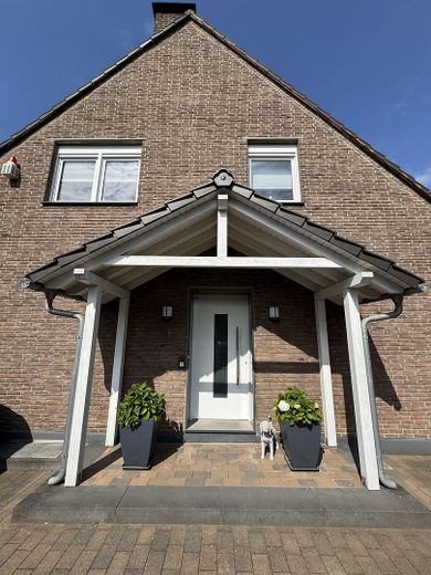 Vendita da privato - casa bifamiliare/casa multigenerazionale su terreno in diritto di superficie a Kaarst Mitte – Eingang seitlich am Haus