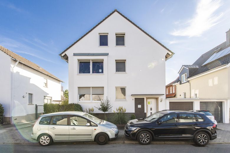 sanierte Wohnung mit Terrasse Garten u. Garage in Voxtrup – Hausansicht + Garage