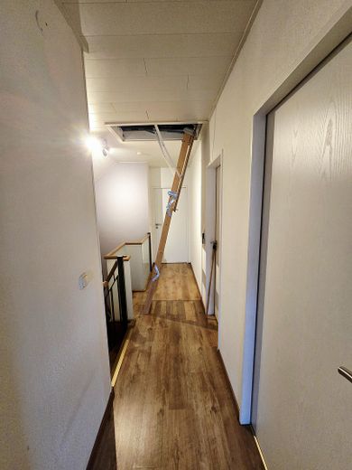 DA PRIVATO!! Casa a schiera centrale adatta alle famiglie con giardino e 2 posti auto ad Ahrensburg – Flur OG / Leiter Dachgeschoss