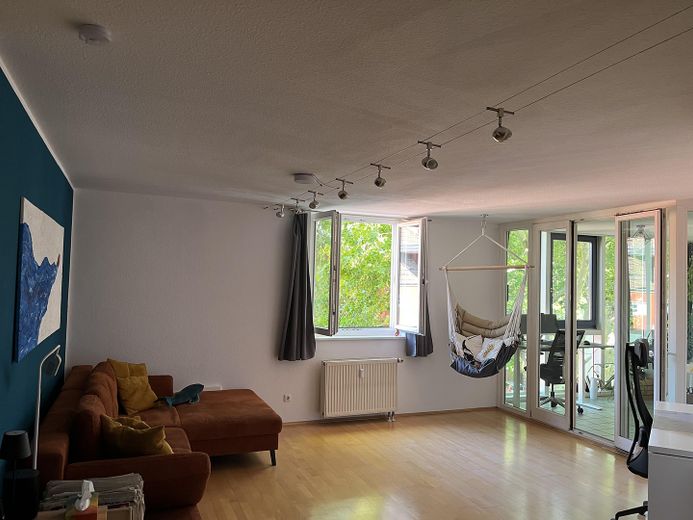 Amplio apartamento de 2 habitaciones en Colonia-Ehrenfeld – Wohnzimmer