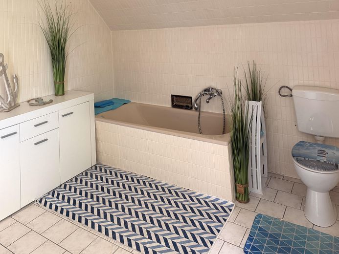 PRIVO DI PROVVIGIONE - casa unifamiliare indipendente in posizione migliore – abitare con giardino su attraente terreno d’angolo – ... mit Wanne
