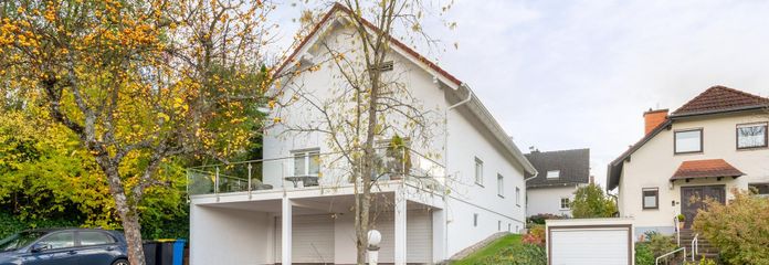 Schöne 2-Zi-Wohnung m.Balkon,Grün-& Blicklage,Kfz-Stellplatz,Keller.Am Schäfersberg-Niedernhausen – Haus Außenansicht, von Straße 