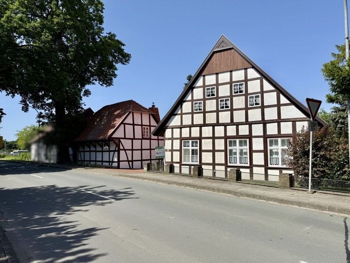Historische Architektur mit Raum für Visionen – Straßenansicht