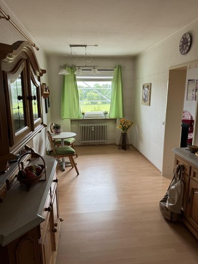 Jasne mieszkanie 3,5-pokojowe z balkonem, windą i nową łazienką – Essbereich