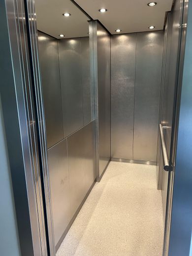 Spacious 3.5-room apartment with balcony & fitted kitchen, good transport connections in Bissingen – Aufzug