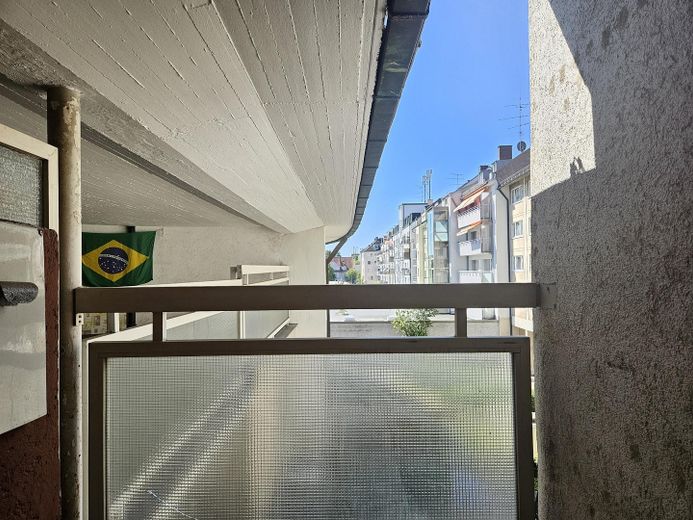 Appartamento con 3,5 locali, completamente ristrutturato, con balconi a Laim – Balkon Küche