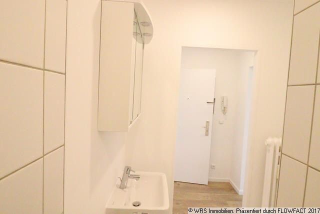 WRS Immobilien - 1 Zimmer Wohnung in Bornheim mit Balkon und Kochnische - Erstbezug nach Sanierung – Waschbecken - Spiegelschrank